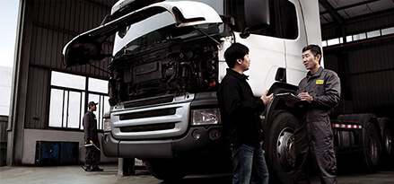  MDE service writer talking to truck driver
