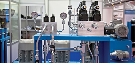 hydraulic motor and pipes